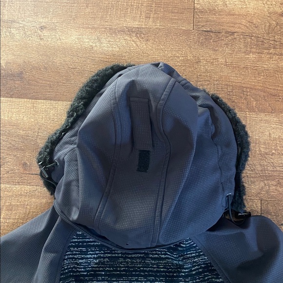 Black and silver ski jacket with detachable fur hat and zippered pockets. Large - Picture 12 of 16